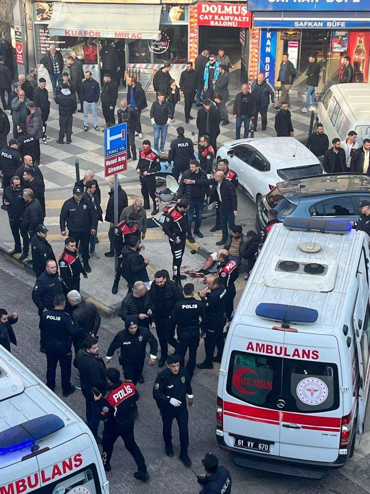 İnşaat işçileri şehrin merkezinde bıçakla birbirine girdi! 8 yaralı var 3